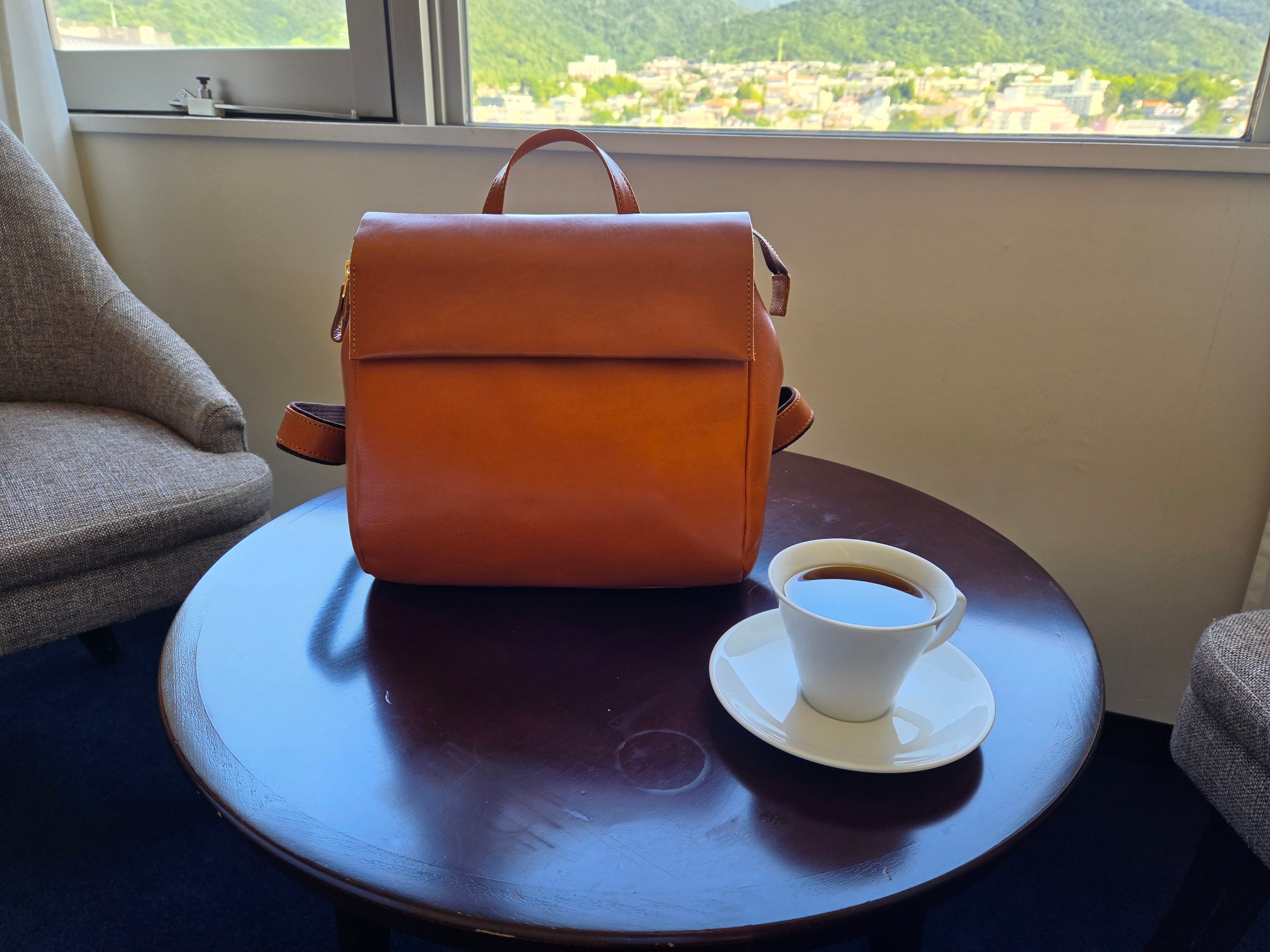 窓辺のコーヒーと、夏を歩く相棒