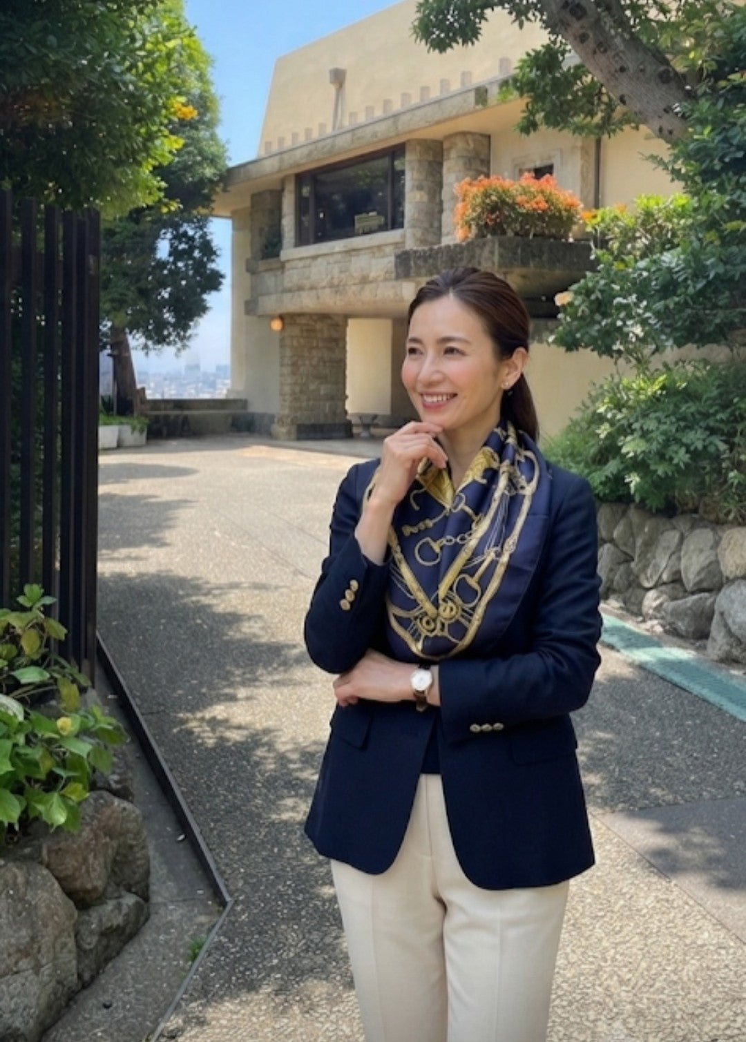 ヨドコウ迎賓館の静寂と、伝統が息づく「横浜スカーフ」の気品ある装い