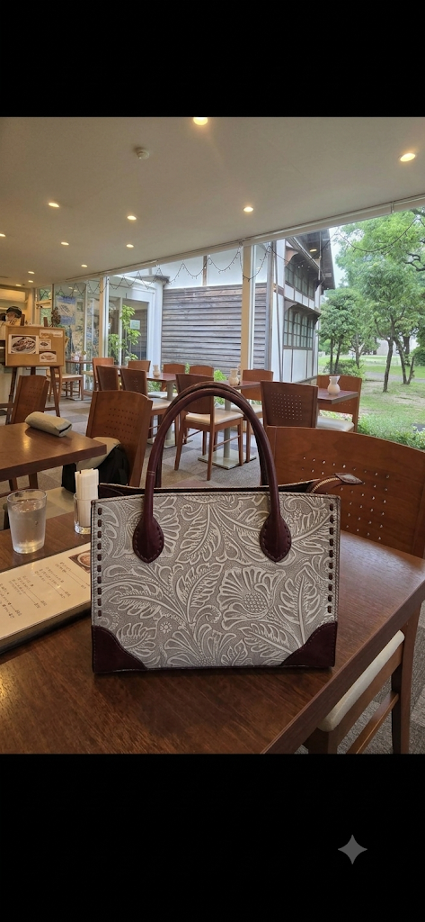 「この場所に、ただ。」日曜日の朝の美術館カフェ。